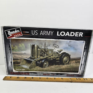 SEALED Thunder Model 35002 1:35 WWII US Army Loader Tractor Plastic Model Kit
